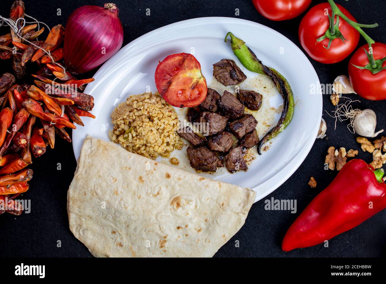 scalzare il kebab sul piatto bianco Foto Stock