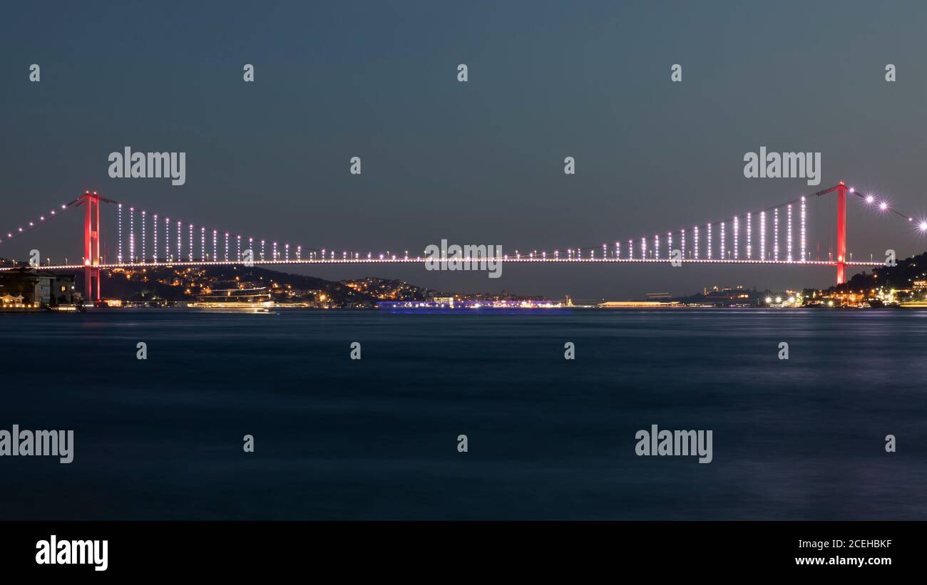Ponte sul Bosforo di Istanbul, paesaggio urbano di Istanbul Foto Stock