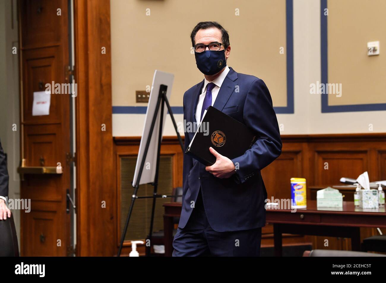 Washington, Stati Uniti. 01 settembre 2020. Steven Mnuchin, Segretario DEL Tesoro DEGLI STATI UNITI, indossa una maschera facciale quando arriva alla testifiera davanti alla Camera Select Subcomitato sulla crisi di Coronavirus a Capitol Hill a Washington, DC, il 1 settembre 2020. Foto in piscina di Nicholas Kamn/UPI Credit: UPI/Alamy Live News Foto Stock