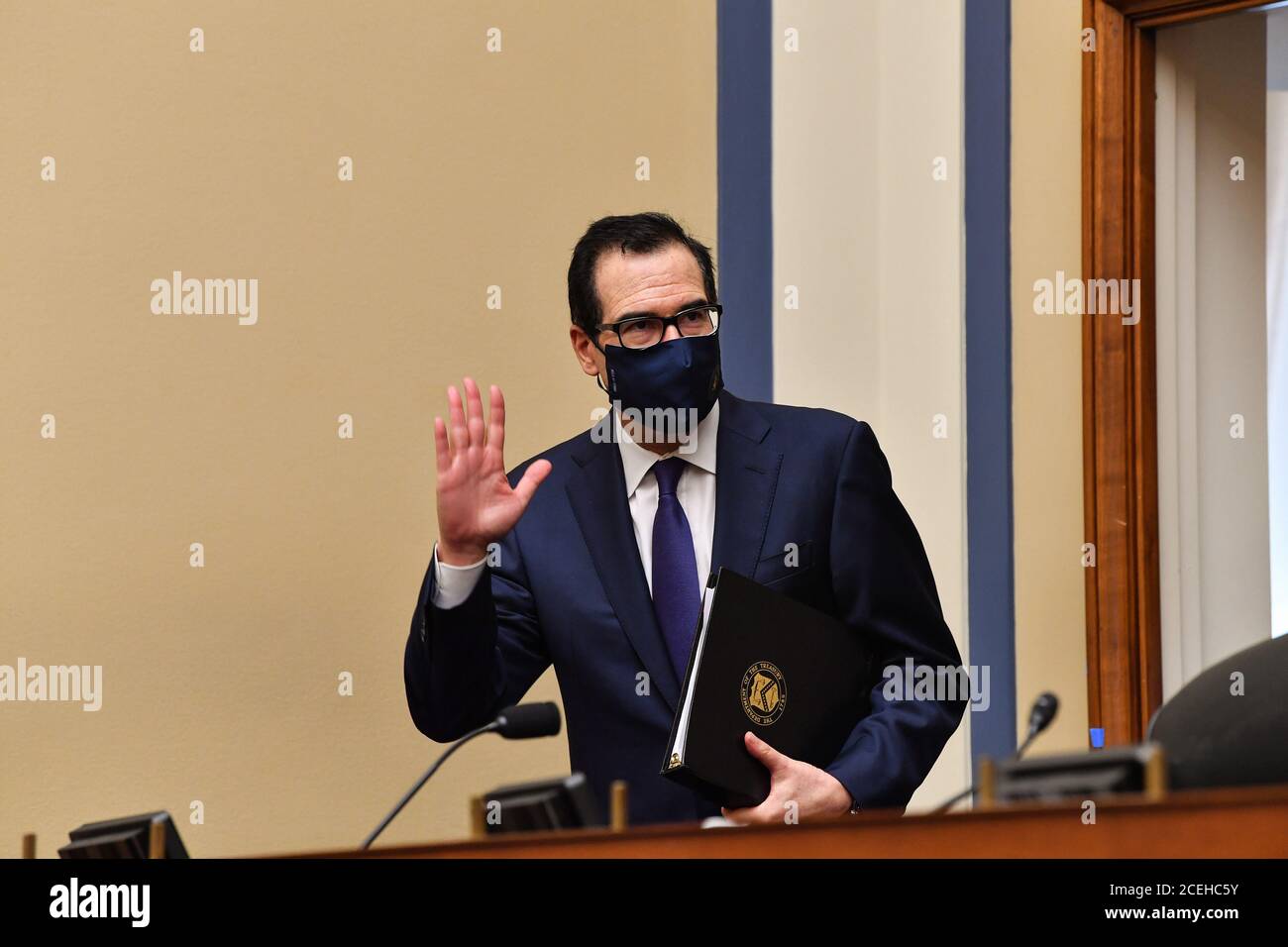 Washington, Stati Uniti. 01 settembre 2020. Steven Mnuchin, Segretario DEL Tesoro DEGLI STATI UNITI, indossa una maschera facciale quando arriva a testimoniare davanti al sottocomitato di selezione della Camera sulla crisi di Coronavirus a Capitol Hill a Washington, DC, il 1 settembre 2020. Foto in piscina di Nicholas Kamn/UPI Credit: UPI/Alamy Live News Foto Stock