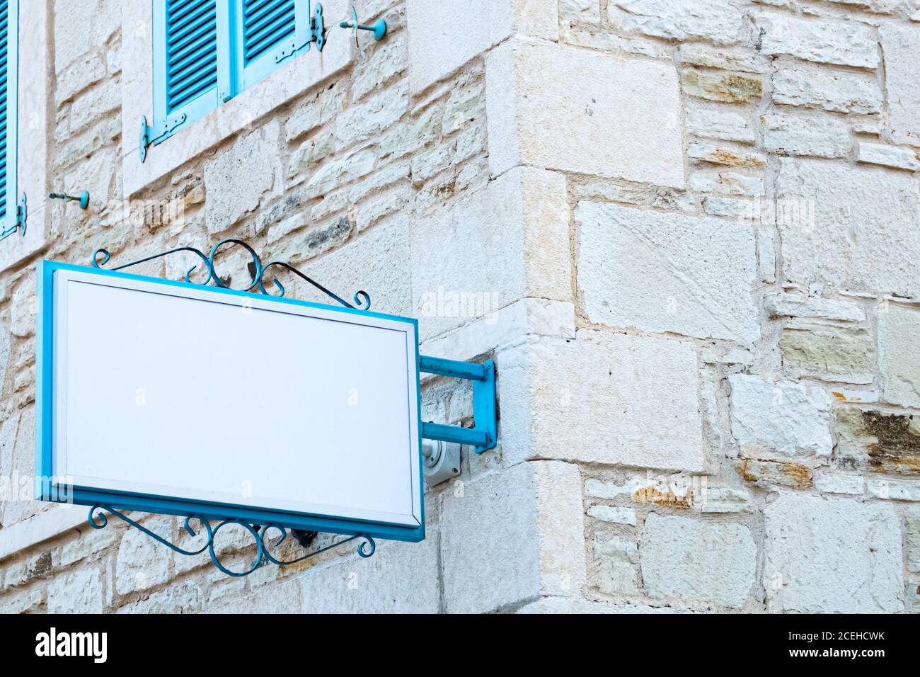 Blu segno mockup con muro di pietra giorno lucido. Foto Stock