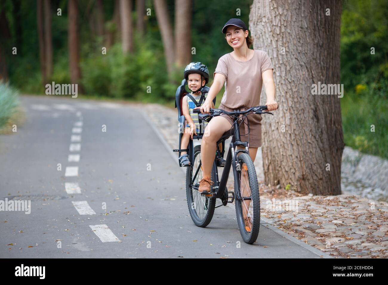 Madre con figlio a cavallo in bicicletta Foto Stock