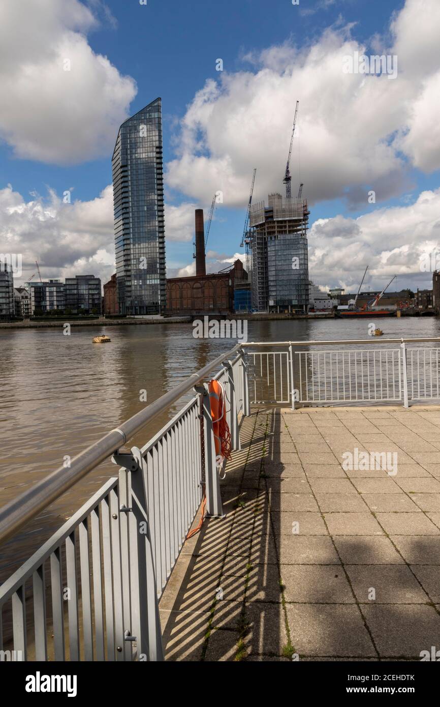 Riverside architettura lungo il fiume Tamigi a Battersea, Londra, Inghilterra, Regno Unito, Europa Foto Stock