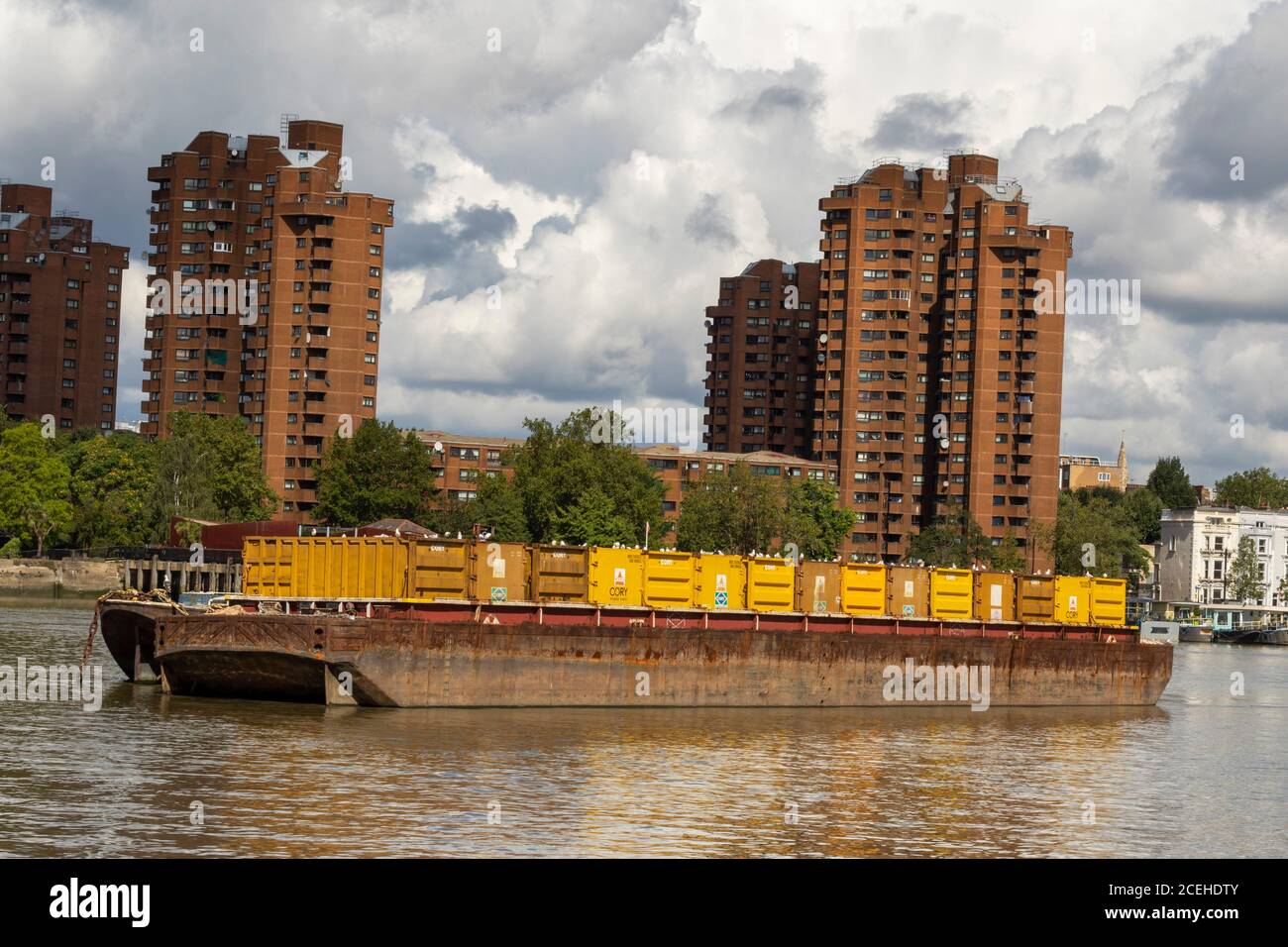 Riverside architettura lungo il fiume Tamigi a Battersea, Londra, Inghilterra, Regno Unito, Europa Foto Stock