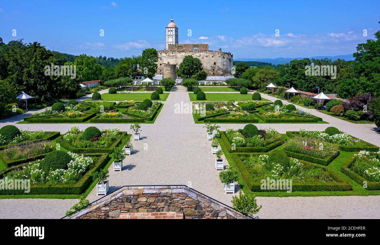 Vista sul giardino del palazzo rinascimentale Schallaburg in Bassa Austria Foto Stock