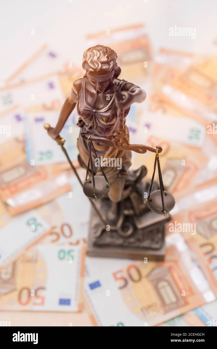 Lady Justice è su diversi 50 e 20 Euro fatture. Foto concettuale per una causa in cui è in gioco un sacco di soldi. Foto Stock