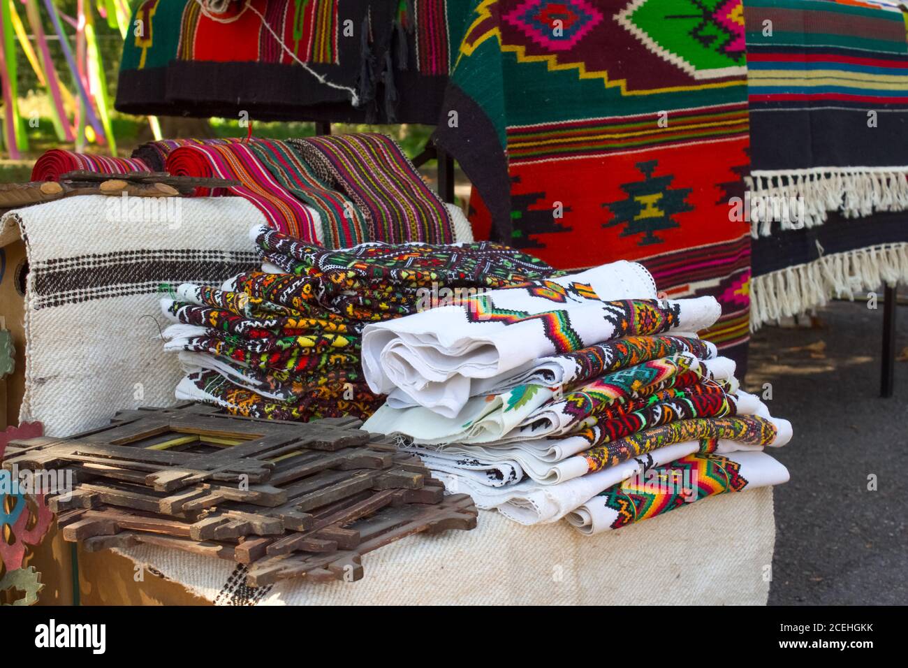 Abiti ucraini d'epoca, camicie tradizionali ricamate, vyshyvanka, asciugamani ricamati, tappeti tessuti hutsul mercato delle pulci o festival nazionale Foto Stock