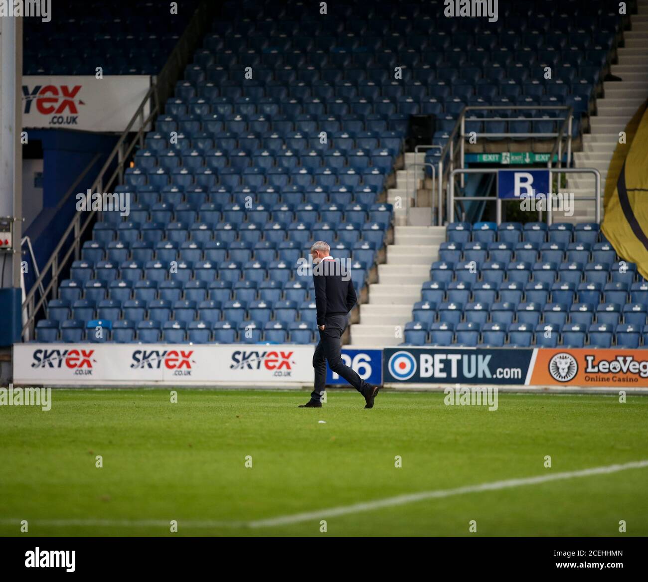 LONDRA, INGHILTERRA. 1 SETTEMBRE 2020 Lee Bowyer manager di Charlton Athletic Walk off the pitch espulso durante la partita EFL Trophy tra AFC Wimbledon e Charlton Athletic al Kiyan Prince Foundation Stadium di Londra. (Credit: Tom West | MI News) Credit: MI News & Sport /Alamy Live News Foto Stock