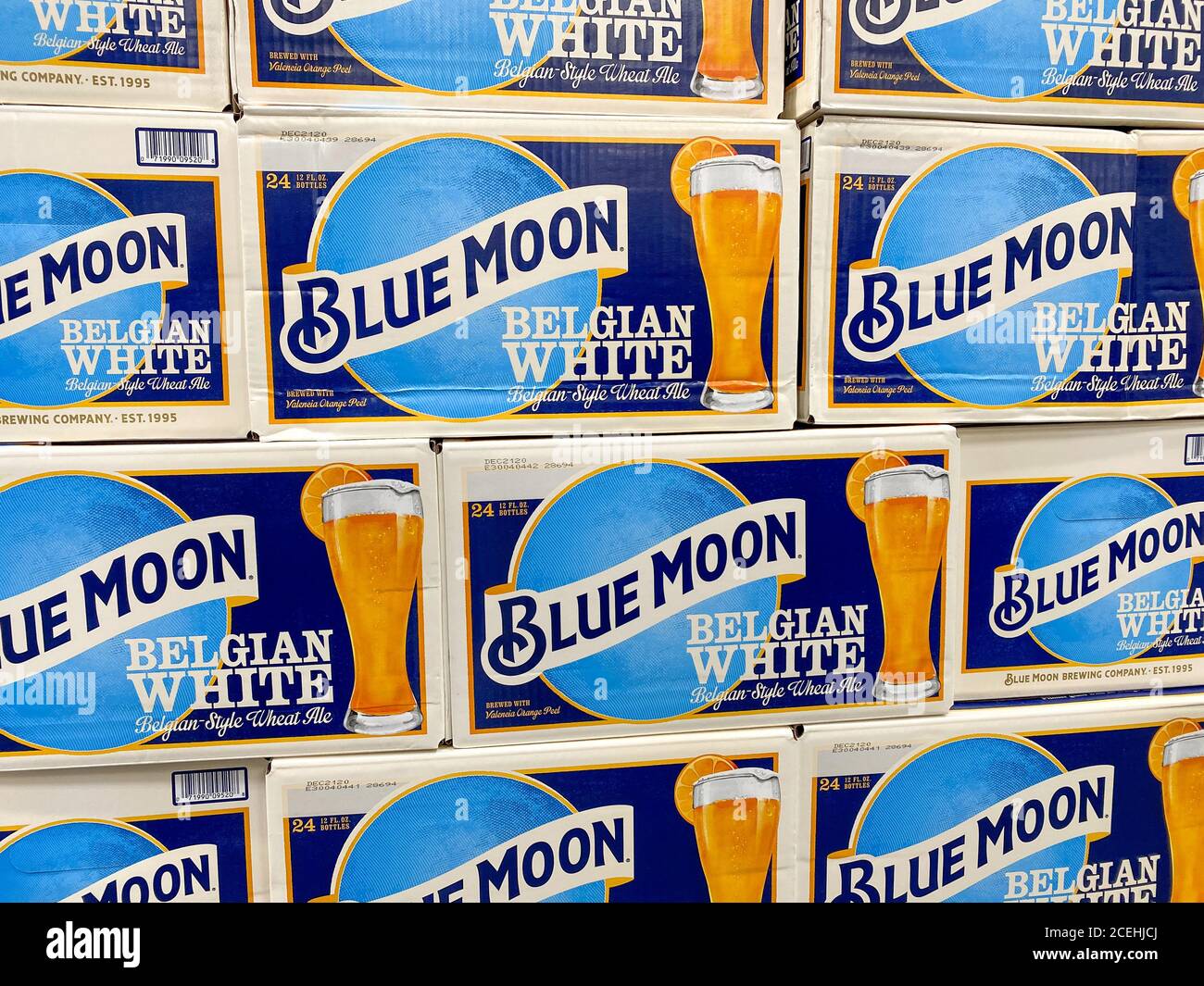 Orlando, FL/USA-8/15/20: Casse di Blue Moon Belgian White Ale Beer in un negozio Sam's Club di Orlando, Florida. Foto Stock