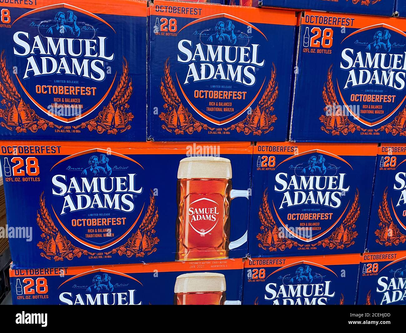 Orlando, FL/USA-8/15/20: Un'esposizione di scatole di bottiglie di Samuel Adams Octoberfest su uno scaffale espositore presso un magazzino Sams Club. Foto Stock