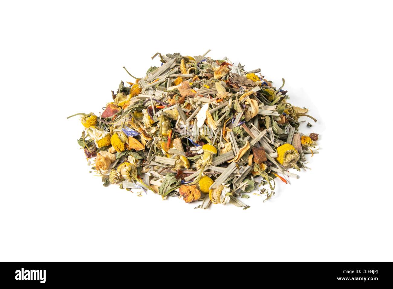 Tisana alpina su sfondo bianco. Mescolare il tè con frutta secca e fiori secchi. Vista frontale, primo piano Foto Stock