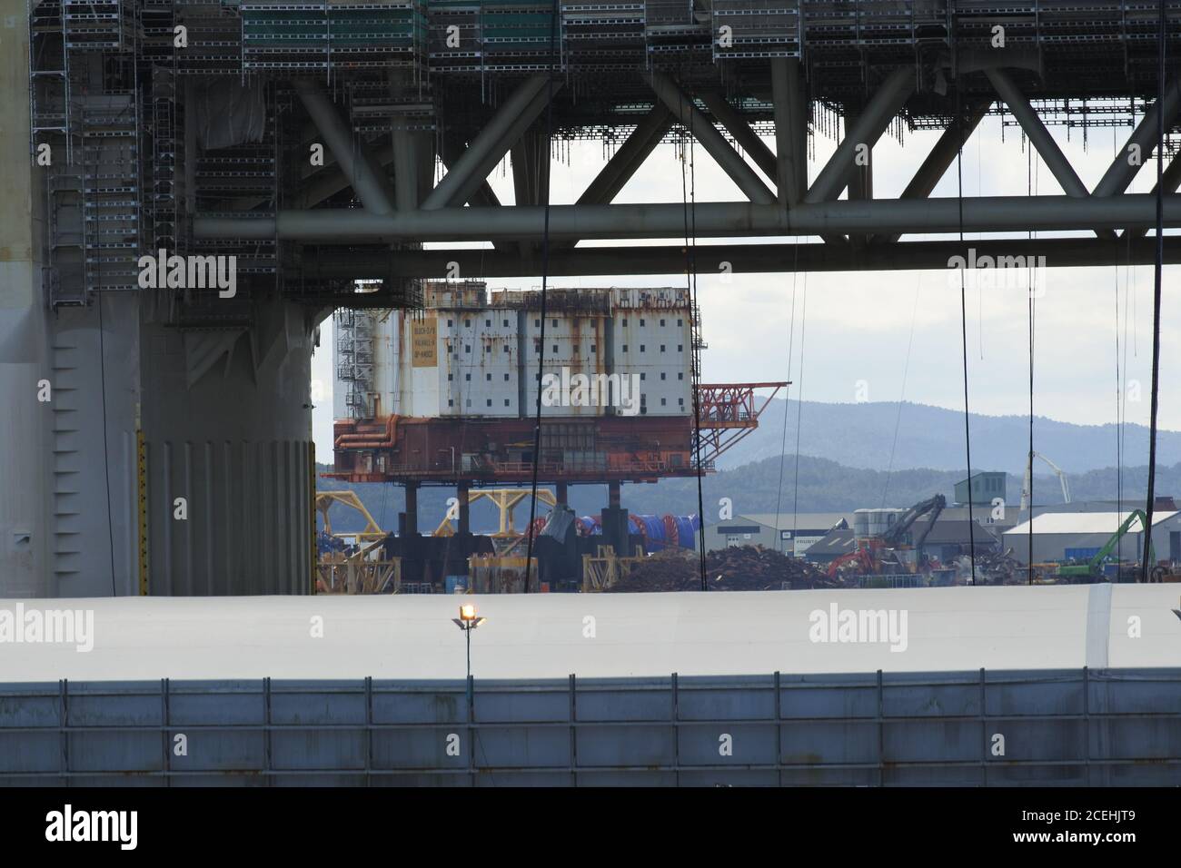 Vista attraverso le gambe della piattaforma Equinor Njord 6407/10 in Stord Port / Kvaerner Yard, disattivazione e smontaggio del blocco 2/8; Valhalla-A; OP- Foto Stock