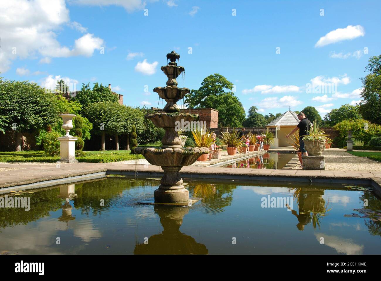 Arley, Inghilterra - Agosto 2016: Vista panoramica di un laghetto nei giardini di Arley Arboretum Foto Stock