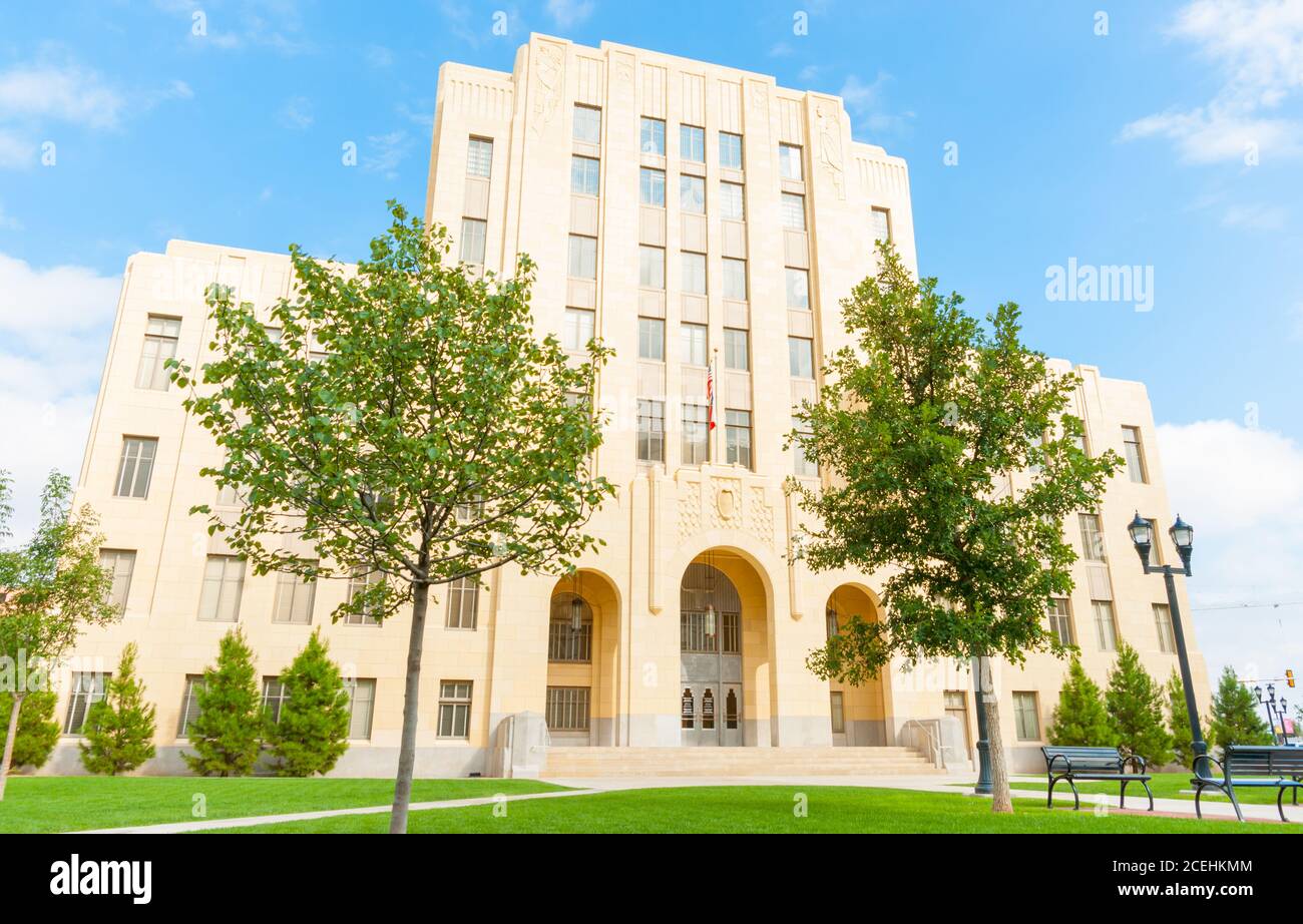 Amarillo USA 12 2015 settembre; Potter County Court presso il Law Building in piedi orgogliosamente attraverso lawnin città, Texas, Stati Uniti Foto Stock