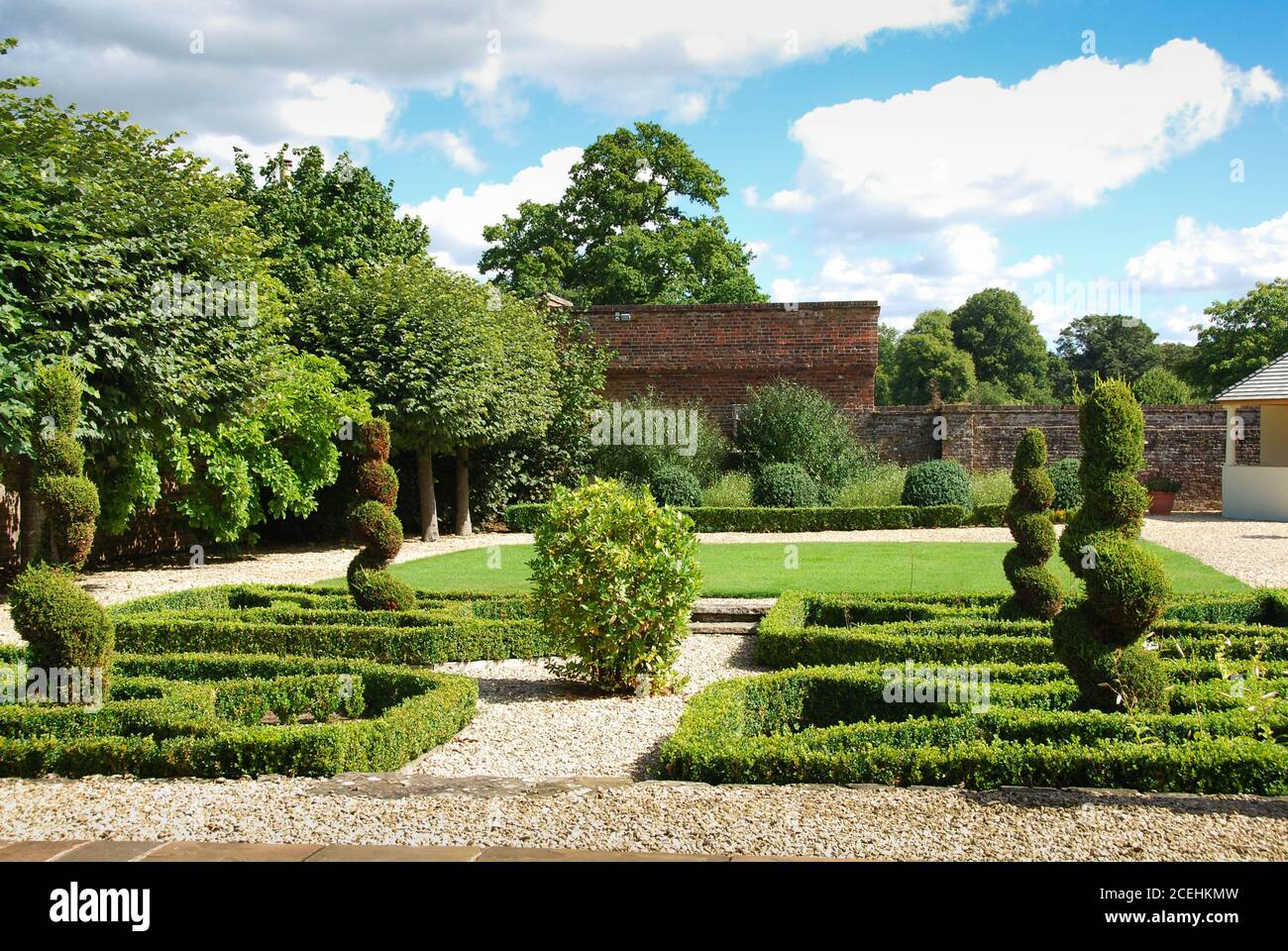 Arley, Inghilterra - Agosto 2016: Vista panoramica di siepi e sentieri in uno dei giardini Foto Stock