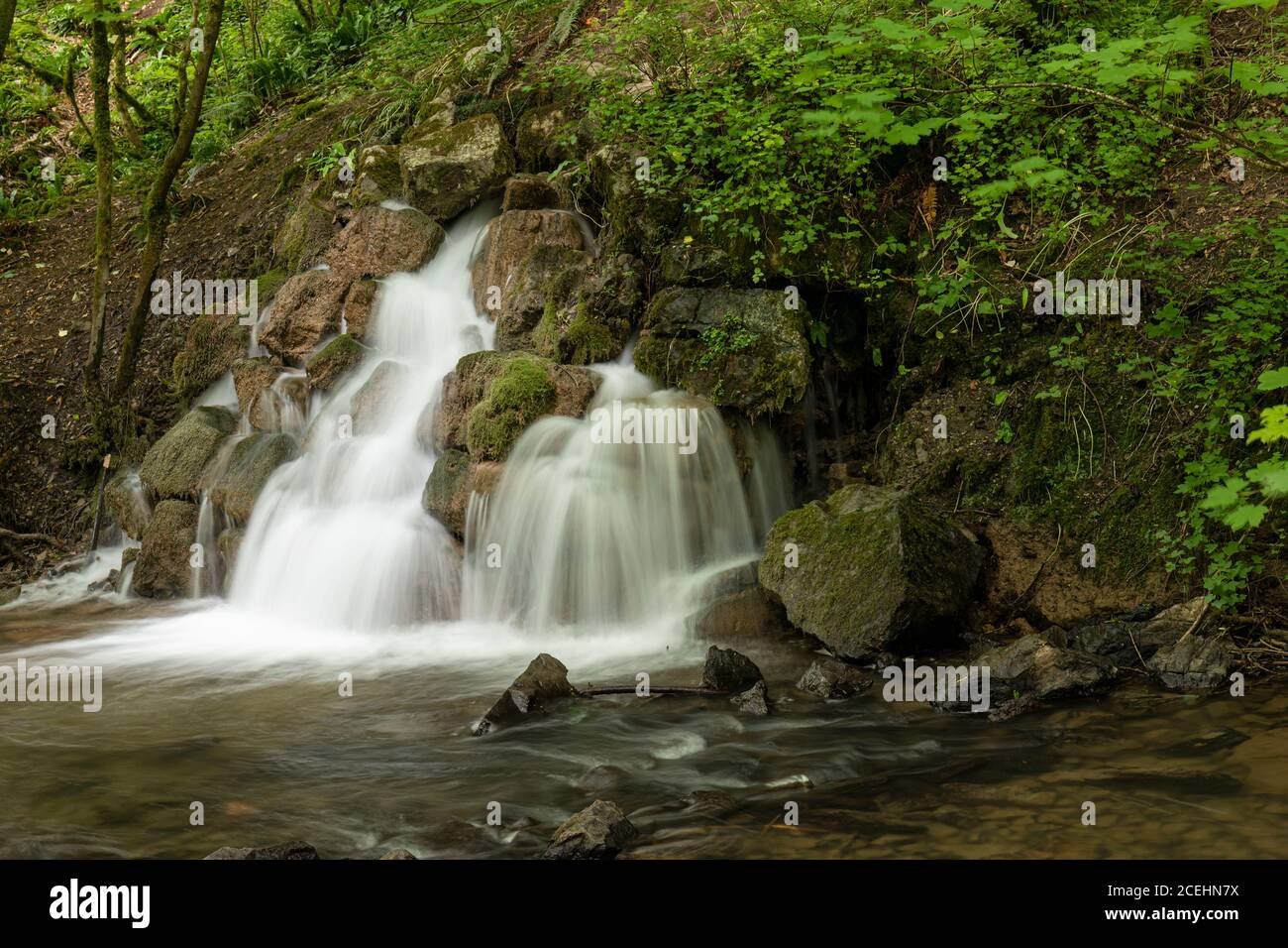 Cascata presso la Old Fussell Iron Works, Mells, Somerset, Inghilterra, Regno Unito Foto Stock