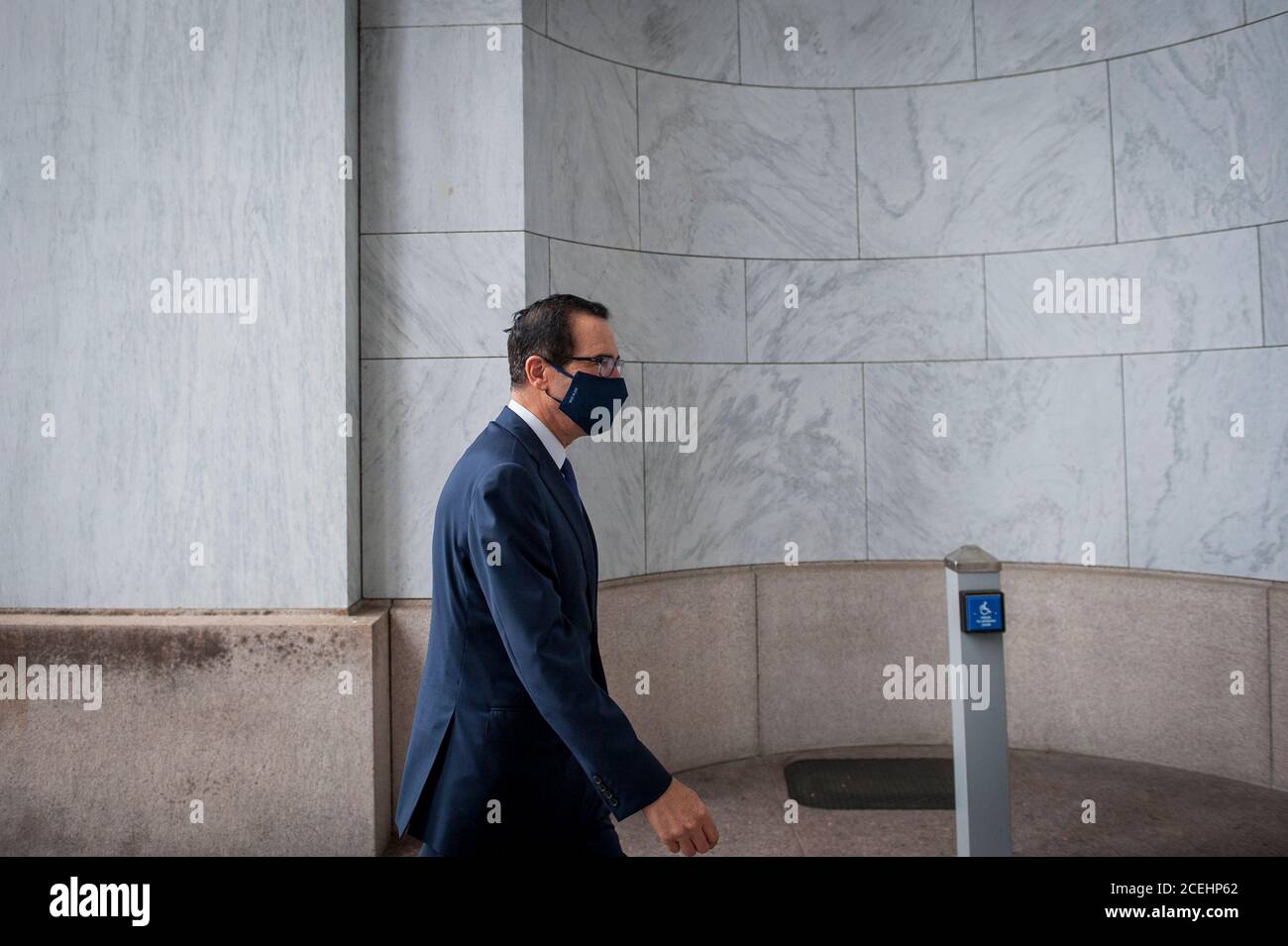 Steven Mnuchin, Segretario DEL Tesoro AMERICANO, arriva al Rayburn House Office Building a Capitol Hill, per testimoniare davanti a un sottocomitato di selezione della Camera sulla crisi di Coronavirus a Washington, DC., martedì 1 settembre 2020. Credito: Rod Lammey/CNP /MediaPunch Foto Stock