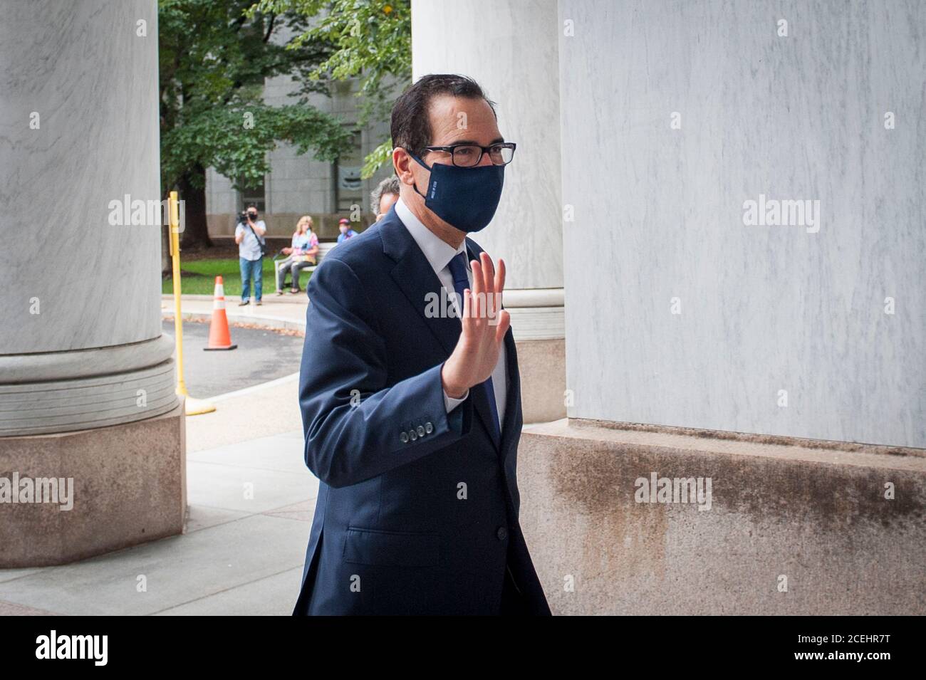 Steven Mnuchin, Segretario DEL Tesoro AMERICANO, arriva al Rayburn House Office Building a Capitol Hill, per testimoniare davanti a un sottocomitato di selezione della Camera sulla crisi di Coronavirus a Washington, DC., martedì 1 settembre 2020. Credit: Rod Lamkey/CNP | utilizzo in tutto il mondo Foto Stock