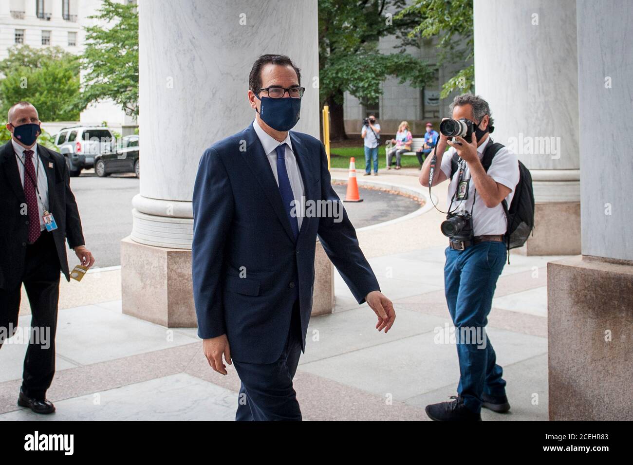 Steven Mnuchin, Segretario DEL Tesoro AMERICANO, arriva al Rayburn House Office Building a Capitol Hill, per testimoniare davanti a un sottocomitato di selezione della Camera sulla crisi di Coronavirus a Washington, DC., martedì 1 settembre 2020. Credit: Rod Lamkey/CNP | utilizzo in tutto il mondo Foto Stock