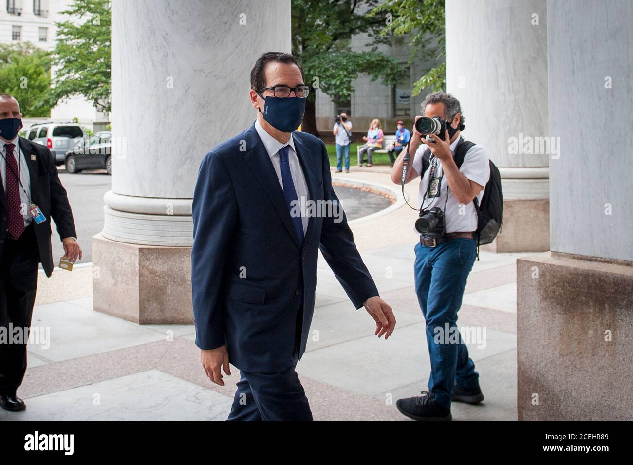 Steven Mnuchin, Segretario DEL Tesoro AMERICANO, arriva al Rayburn House Office Building a Capitol Hill, per testimoniare davanti a un sottocomitato di selezione della Camera sulla crisi di Coronavirus a Washington, DC., martedì 1 settembre 2020. Credit: Rod Lamkey/CNP | utilizzo in tutto il mondo Foto Stock