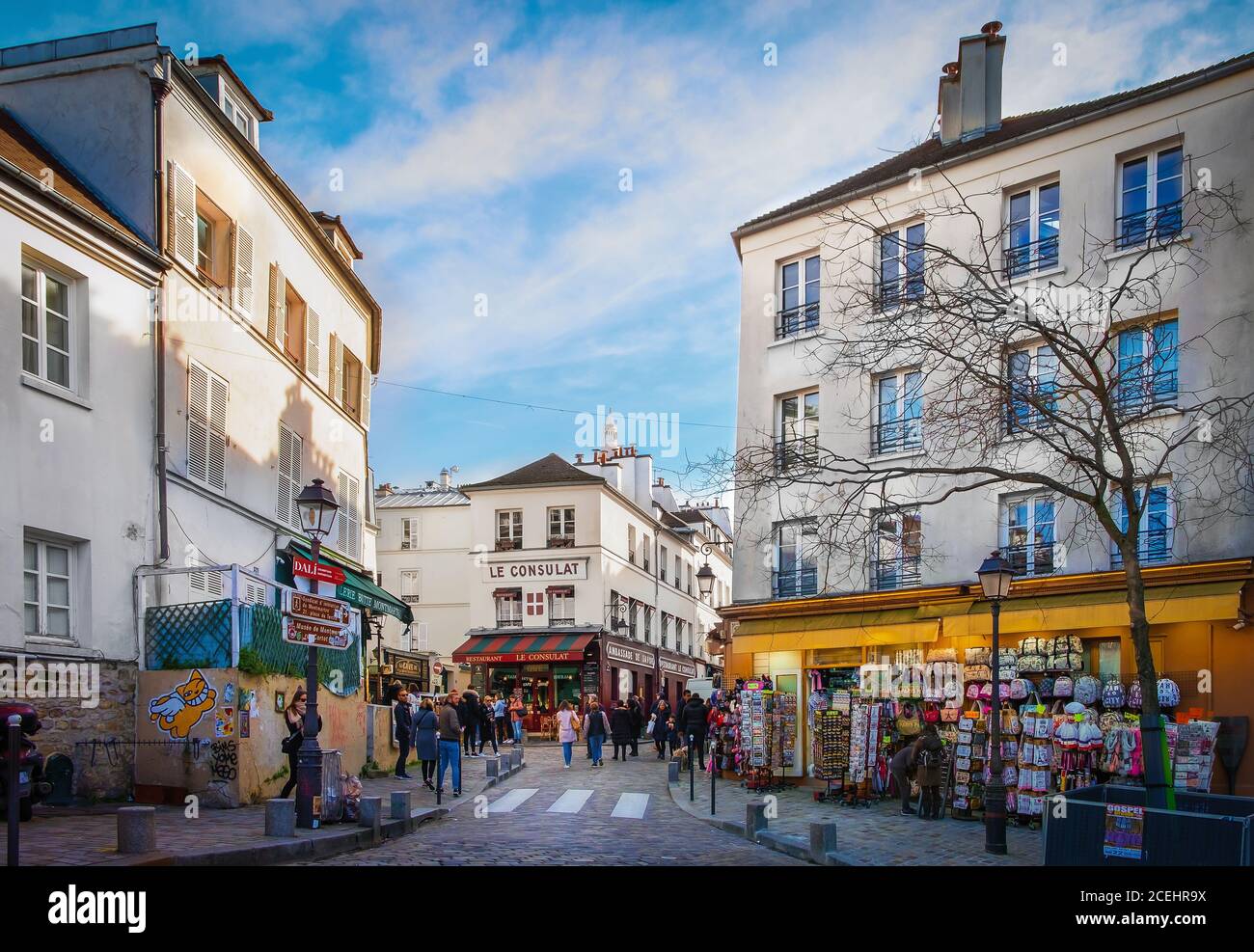 Parigi, Francia, Febbraio 2020, vista di Norvins Street una strada lastricata nel cuore del quartiere di Montmartre Foto Stock