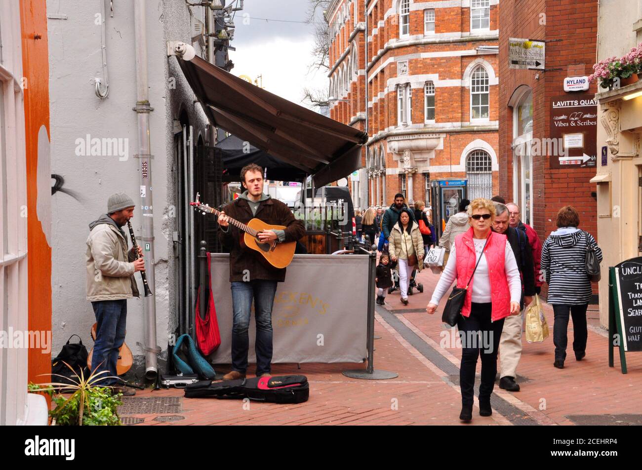 Animatori musicali di strada in una delle strade pedonali di Cork, Irlanda Foto Stock