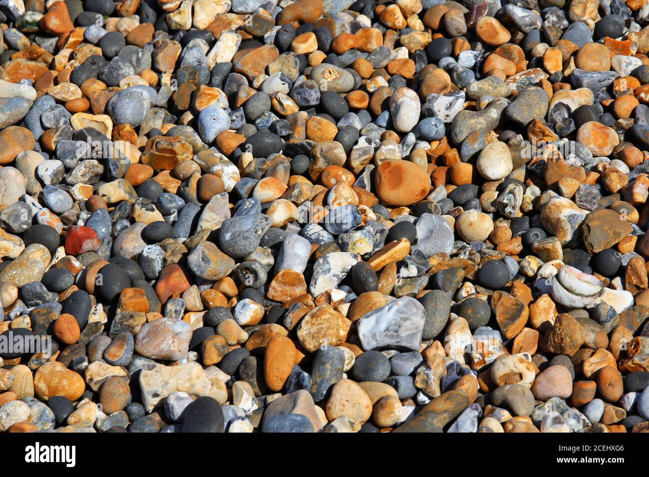 Pietre su una spiaggia a Reculver, Kent, Regno Unito Foto Stock