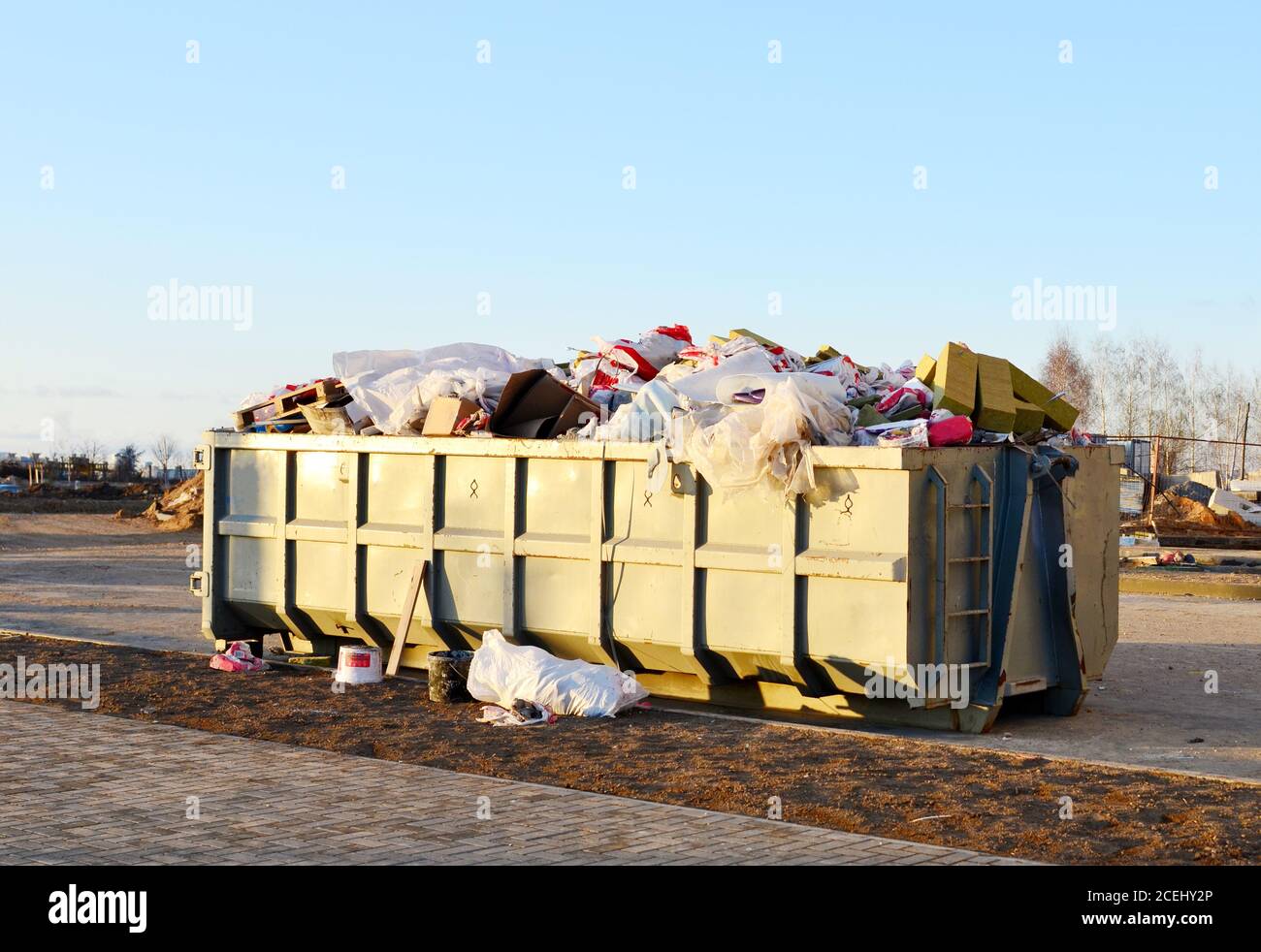 Salta per lo scarico dei rifiuti di ristrutturazione. Serbatoi di metallo e capacità per lo stoccaggio e il trasporto di rifiuti. Contenitori e contenitori per rifiuti metallici per MSW. Foto Stock