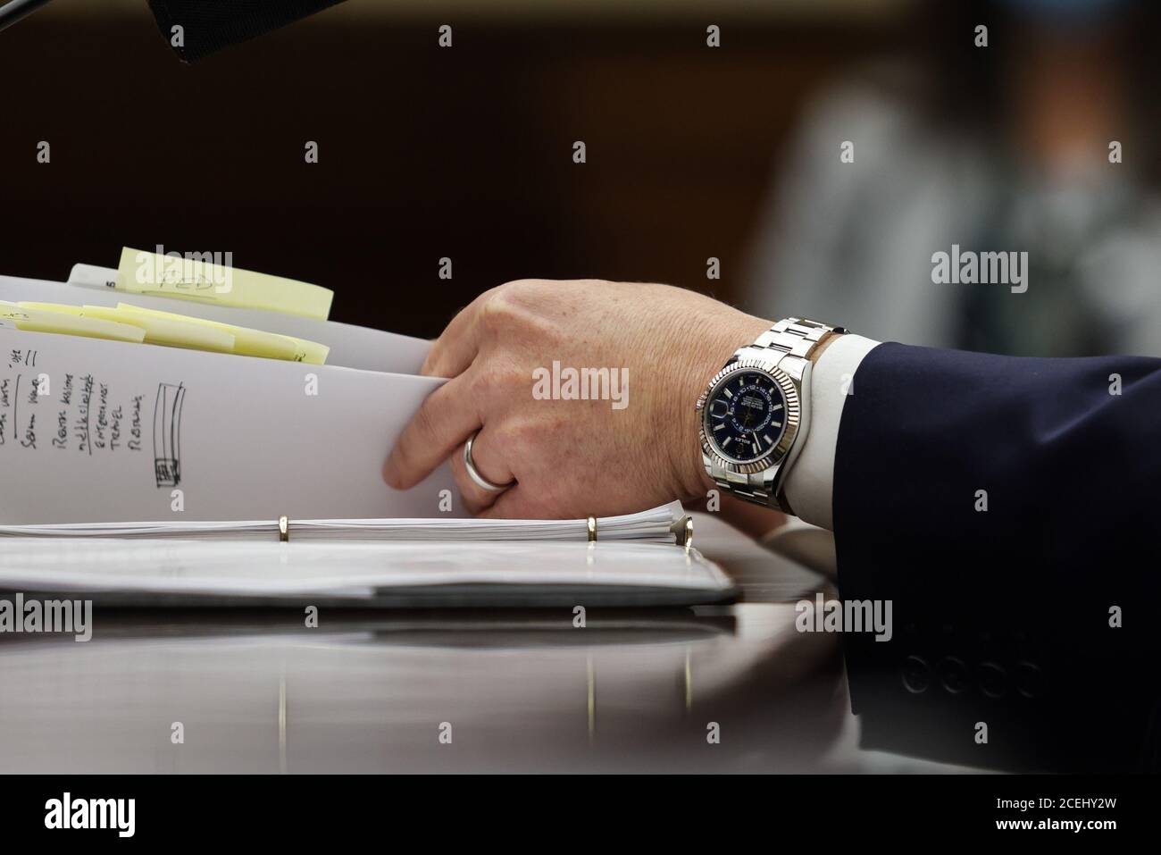 Washington, Stati Uniti. 01 settembre 2020. Steven Mnuchin, Segretario del Tesoro, prende in esame i suoi appunti mentre egli testimonia dinanzi al sottocomitato di selezione della Camera sulla crisi del Coronavirus a Capitol Hill a Washington, DC, il 1° settembre 2020. Foto in piscina di Graeme Jennings/UPI Credit: UPI/Alamy Live News Foto Stock