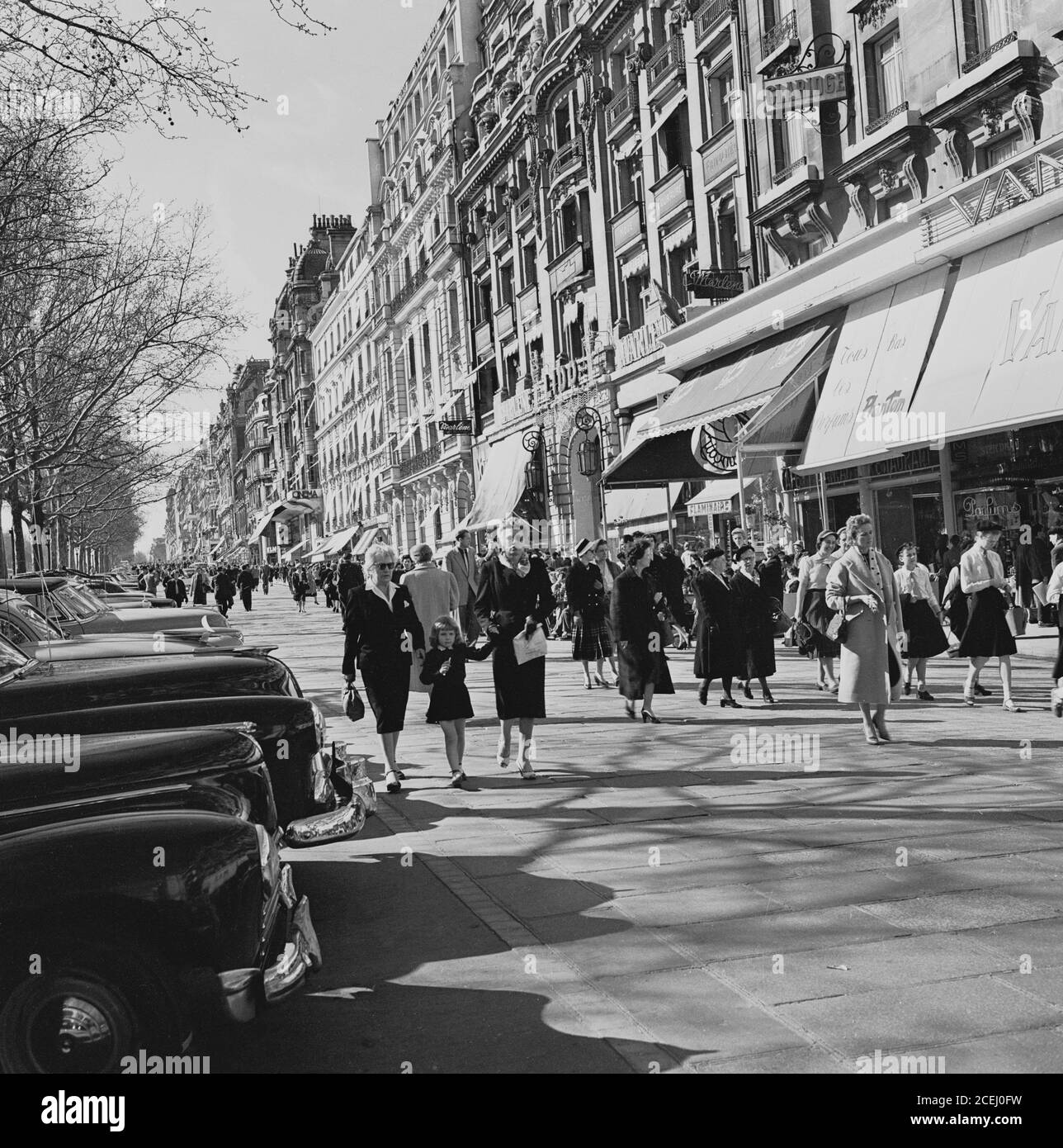 Anni '50, vista storica della cima degli Champs-Elysees, Parigi, Francia al 52-60 Avenue des Champs-Elysees, un viale storico dove i visitatori e i parigini passeggiano davanti ai bei negozi eleganti della città. Foto Stock