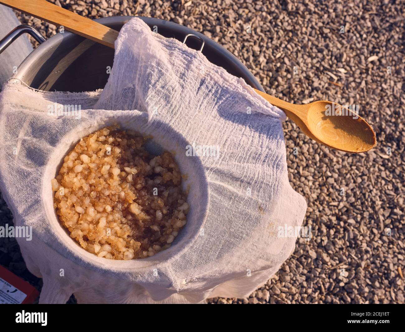 setacciare con il piatto caldo sopra il cavoldron sulla ghiaia Foto Stock