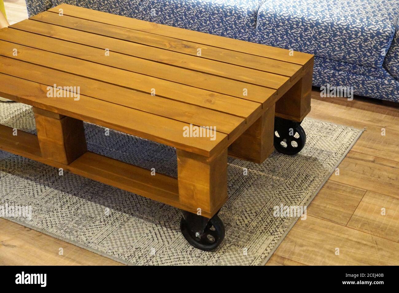 tavolino su ruote in pallet di legno Foto stock - Alamy