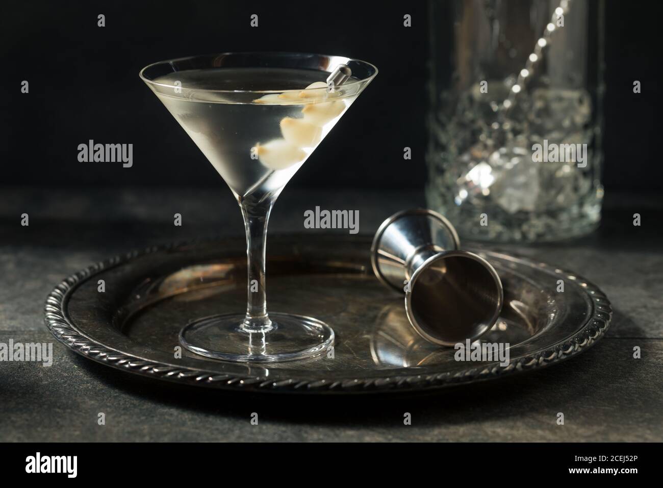 Boozy Dry Gin Gibson Martini con cocktail Onions Foto Stock