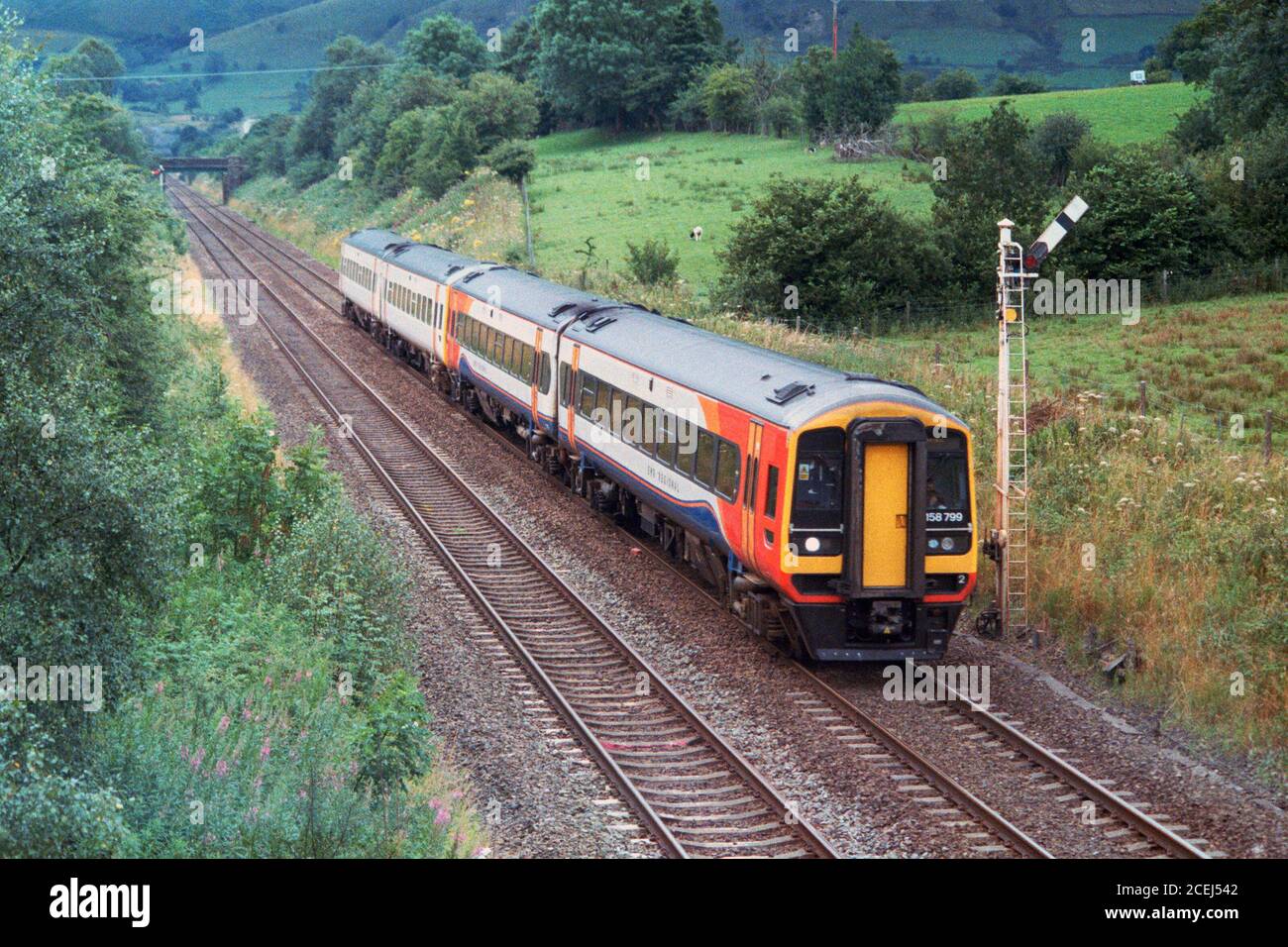 Edale, Regno Unito - 1 agosto 2020: Un EMR (East Midlands Railway) treno semi-veloce attraverso Edale e passare un segnale per Sheffield direzione. Foto Stock