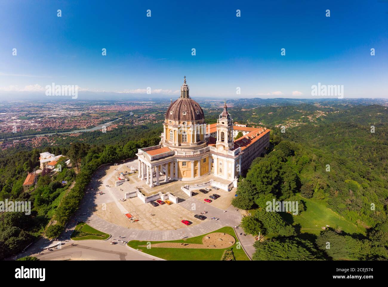 Bellissima vista panoramica aerea della famosa Basilica del drone di Superga in sole giornate estive. La chiesa cattedrale situata in cima alla collina Foto Stock