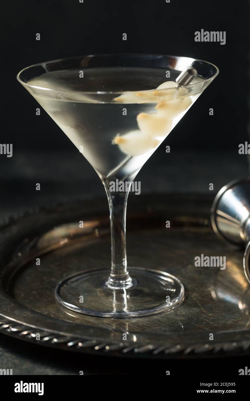 Boozy Dry Gin Gibson Martini con cocktail Onions Foto Stock