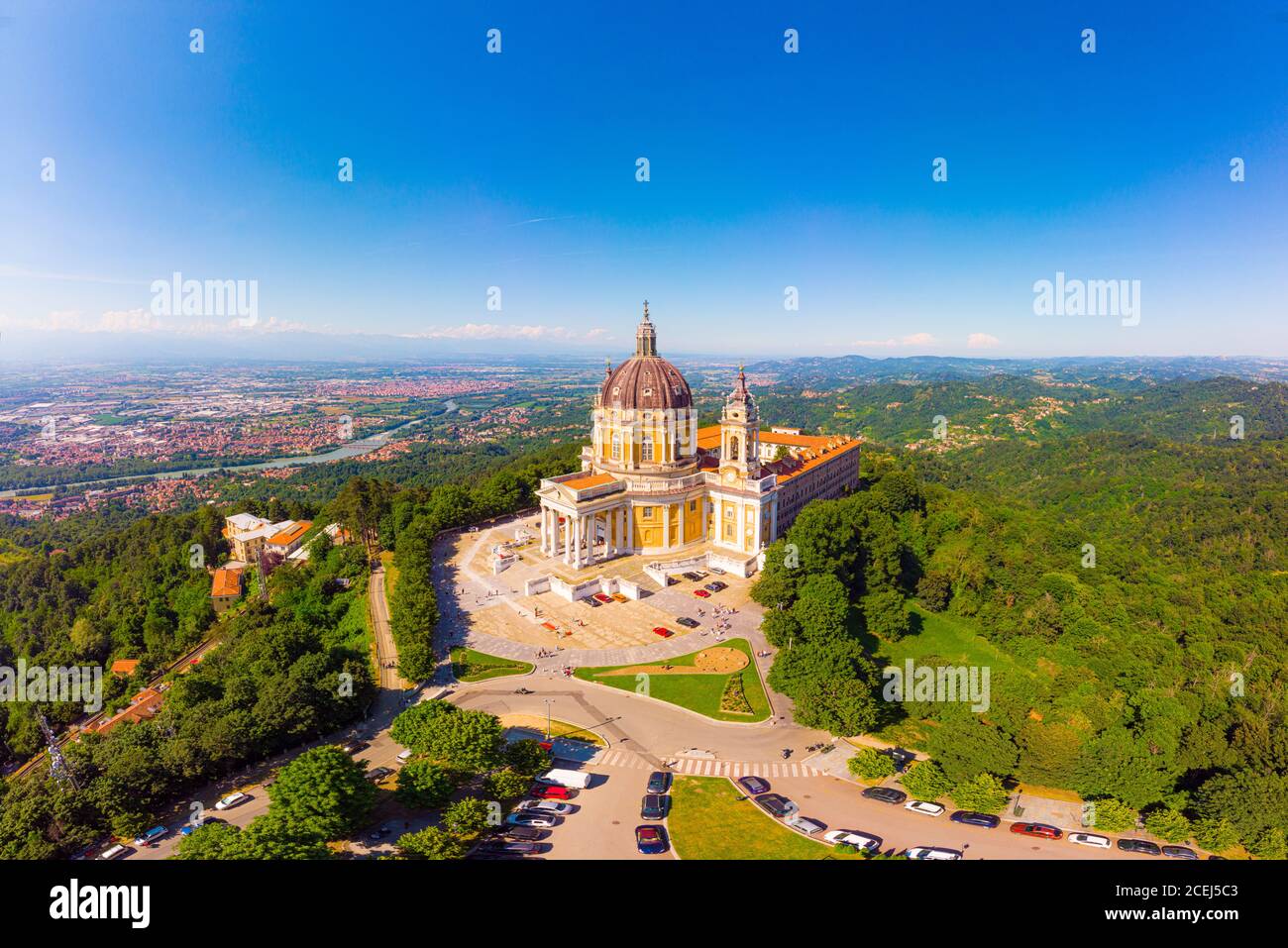Bellissima vista panoramica aerea della famosa Basilica del drone di Superga in sole giornate estive. La chiesa cattedrale situata in cima alla collina Foto Stock