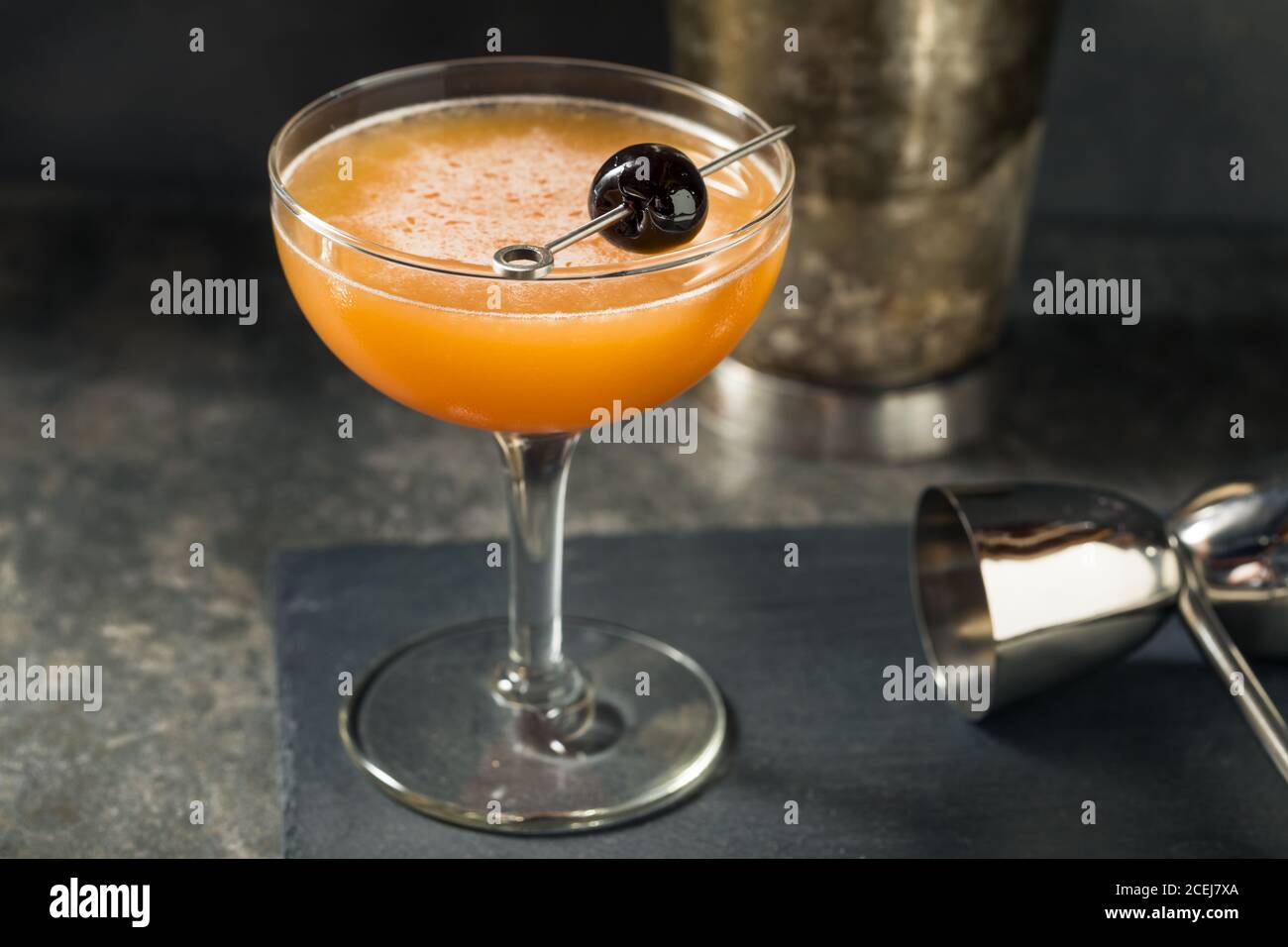 Cocktail Boozy Blood and Sand con una guarnitura di ciliegia Foto Stock