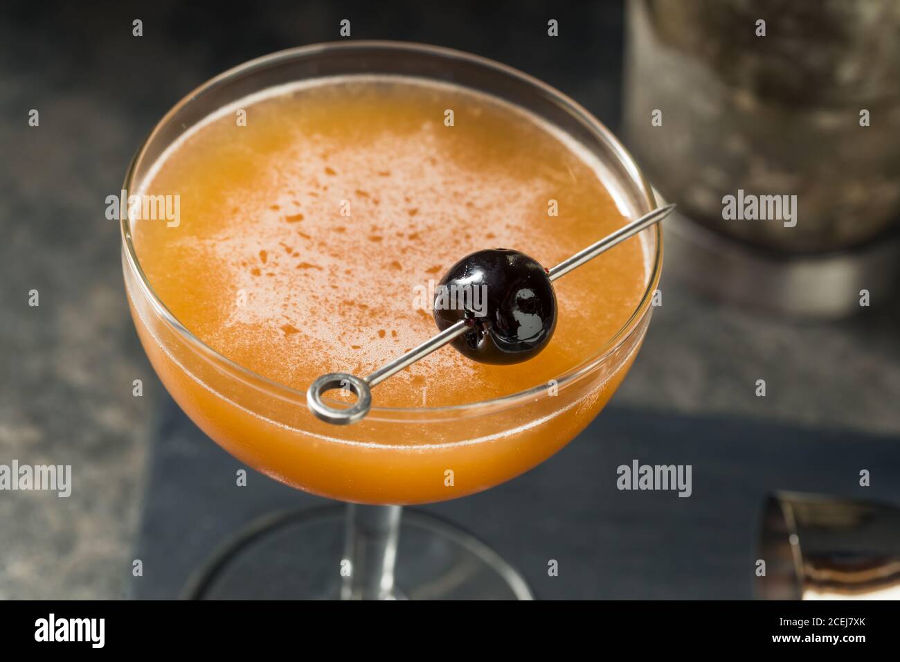 Cocktail Boozy Blood and Sand con una guarnitura di ciliegia Foto Stock