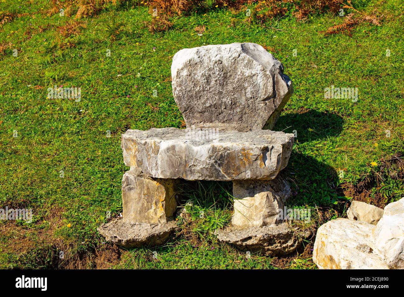 Bella vista su sedia in pietra sul sentiero che conduce Al parco nazionale e alle famose attrazioni della Georgia Okatse Okace Canyon situato vicino a Kutaisi Foto Stock