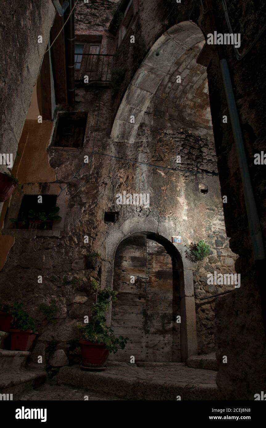 Il centro storico gotico di Pacentro, Italia Foto Stock