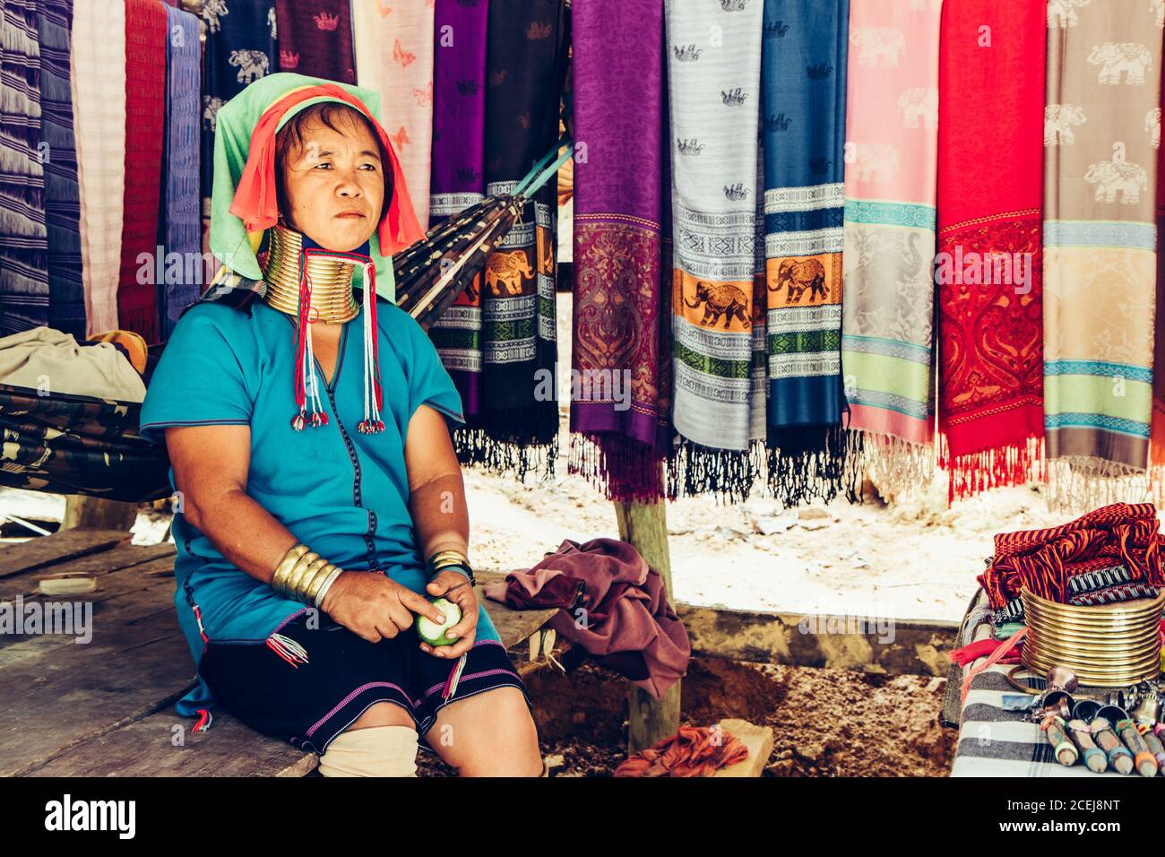 Long Neck Donna tessitura tessuto di fronte alla sua casa nel villaggio tribale Thailandia settentrionale. Foto Stock