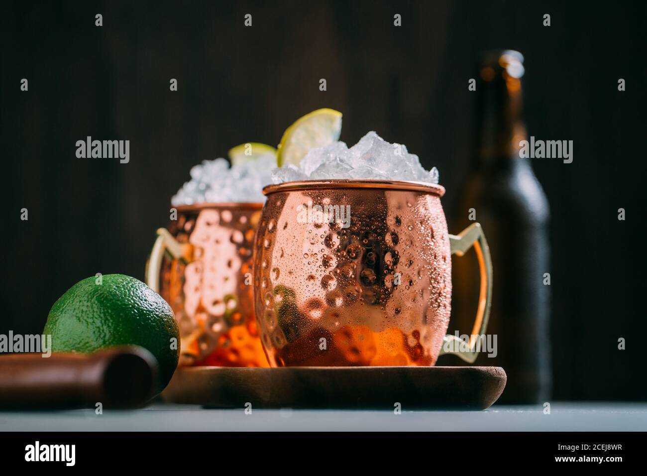 Cocktail mule di Mosca in tazze di rame Foto Stock