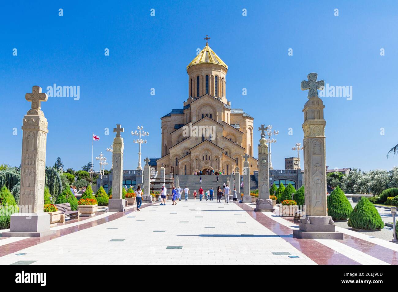 Vista principale con la scala e colonne a colonne trasversali A Tbilisi Sameba Cattedrale Tsminda Santa Trinità più grande chiesa ortodossa in un giorno di sany in Foto Stock
