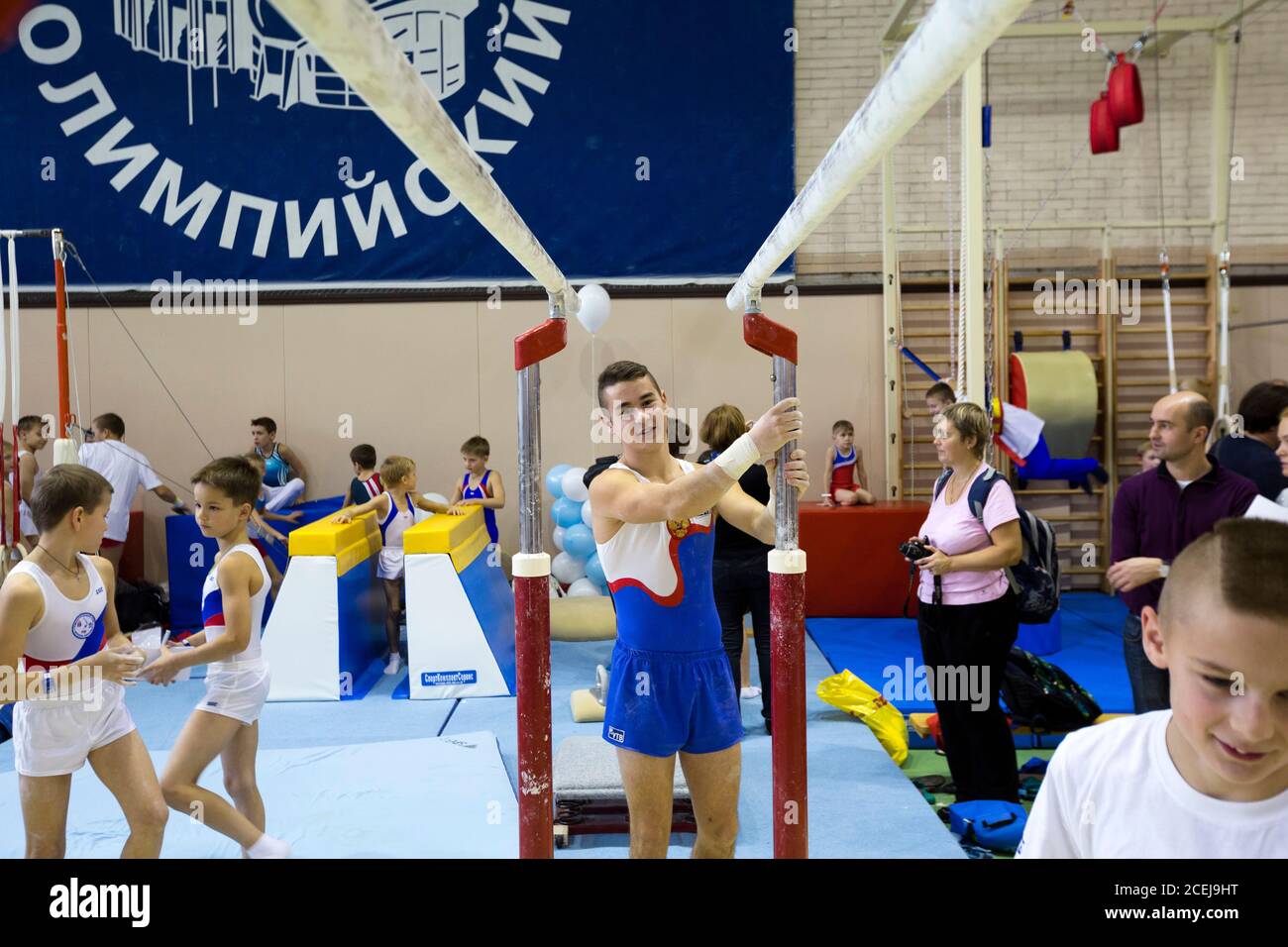 Mosca, Russia. 26 ottobre 2013 l'atleta del Dynamo Club Lev Nosov partecipa alla master class aperta del campione olimpico Alexey Nemov a Mosca, in Russia Foto Stock