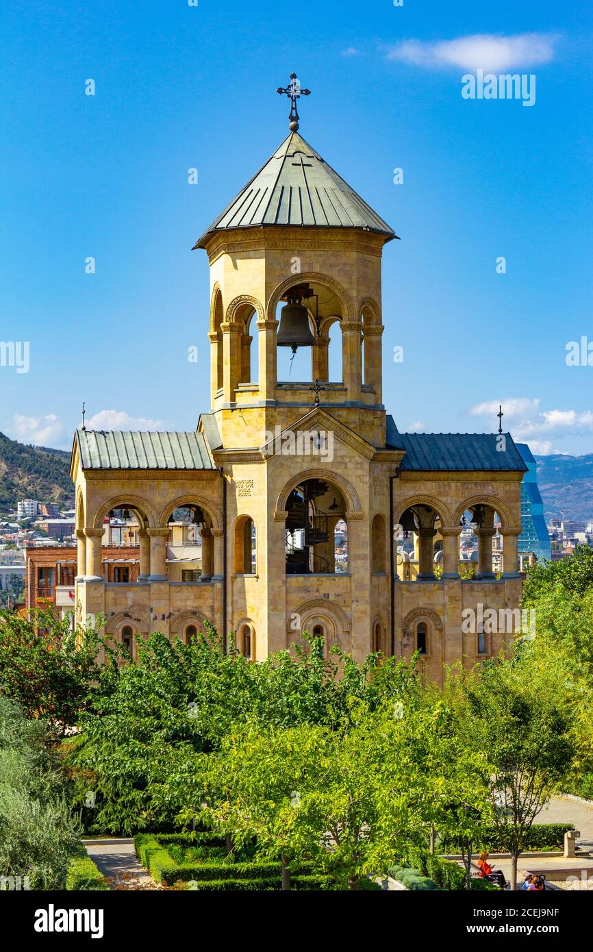 Bella vista alla cappella sul sito della Cattedrale di Sameba Tsminda in Tbilisi Santa Trinità . La più grande chiesa ortodossa nella regione della Georgia del Caucaso in un sanny Foto Stock