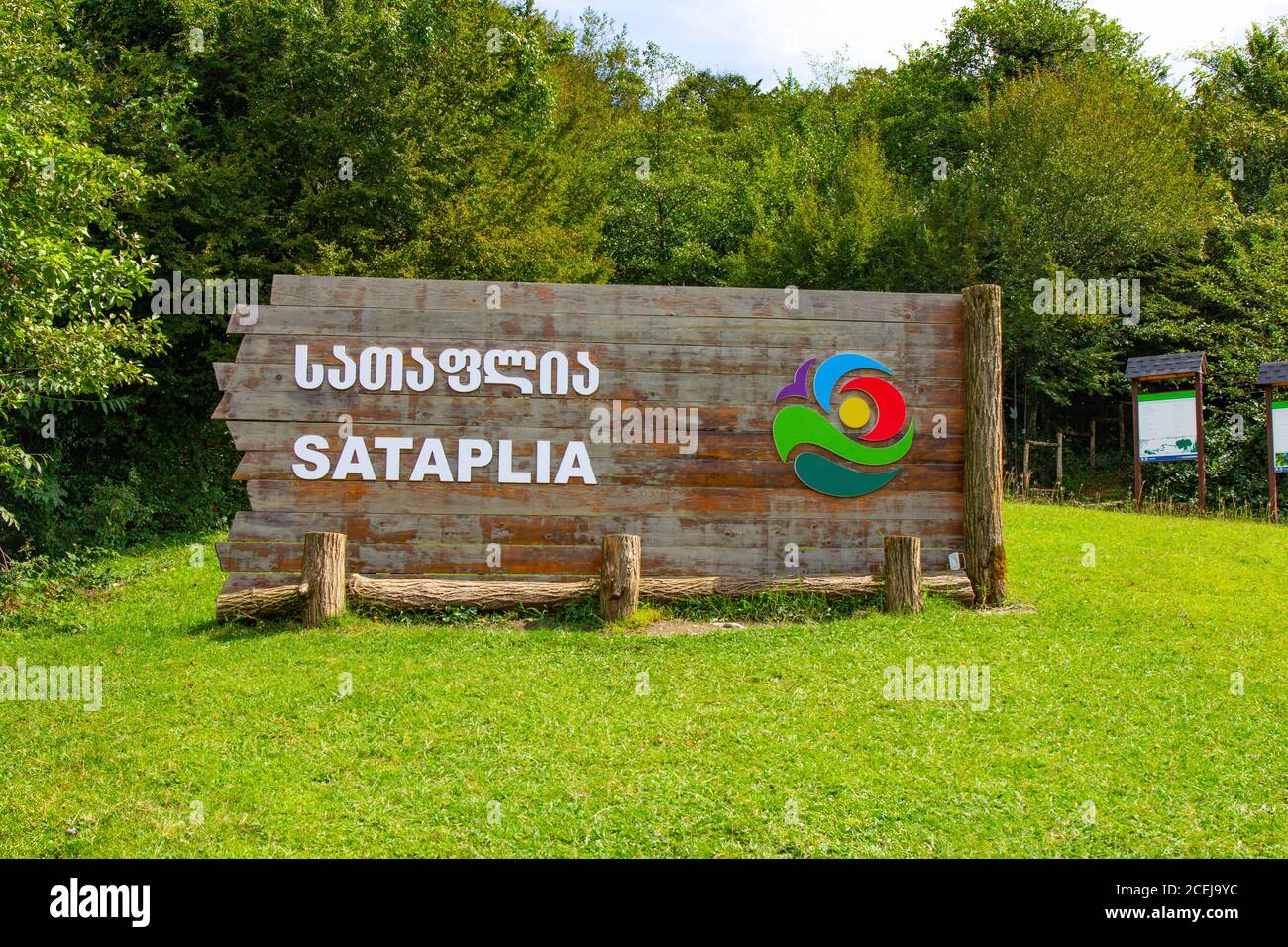 18 settembre 2018, Racha Range Georgia: Poster all'ingresso della Riserva Naturale di Stato Sataplia vicino Kutaisi in estate Sunny Day. Regione del Caucaso Foto Stock