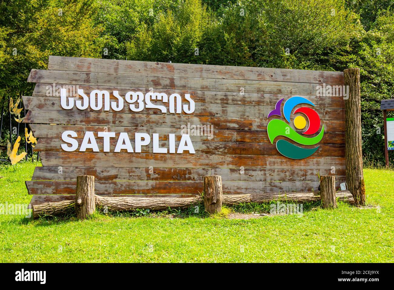 18 settembre 2018, Racha Range Georgia: Poster all'ingresso della Riserva Naturale di Stato Sataplia vicino Kutaisi in estate Sunny Day. Regione del Caucaso Foto Stock