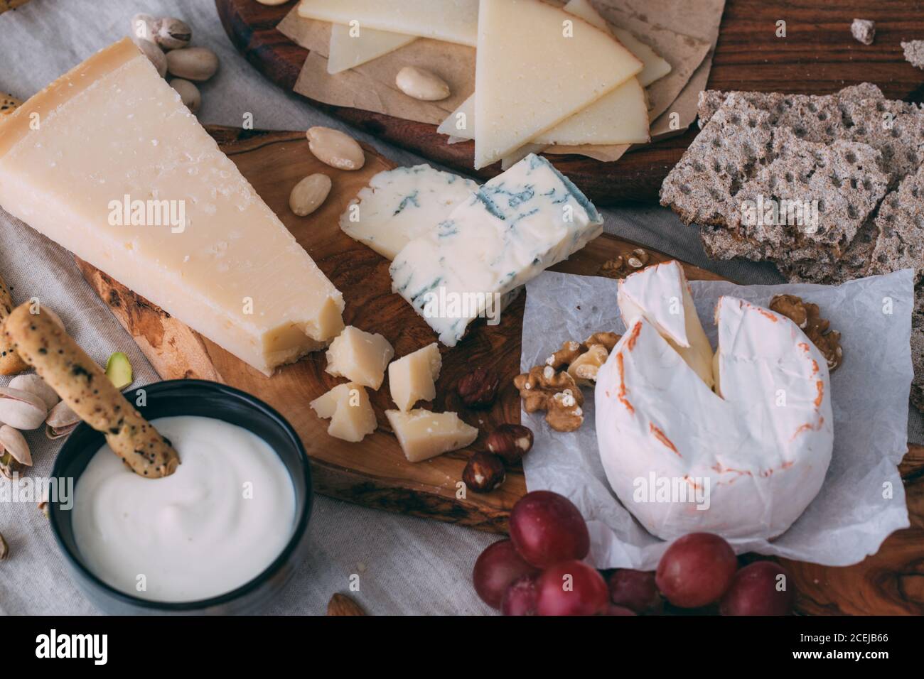 Tavola di formaggio con noci, uva e pane Foto Stock