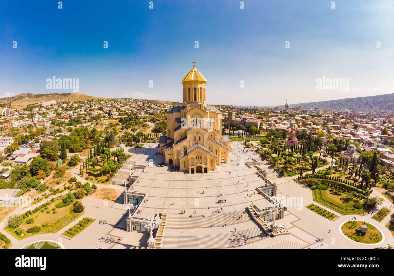 Splendida vista dall'alto dal drone all'attrazione principale di Tbilisi - Cattedrale Tsminda Sameba Santa Trinità più grande chiesa ortodossa in un giorno estivo di sany Foto Stock